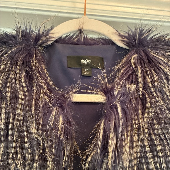 ❄️Faux Ostrich Feather Blue/Black Lined Vest Size Small can fit Medium - Picture 3 of 6